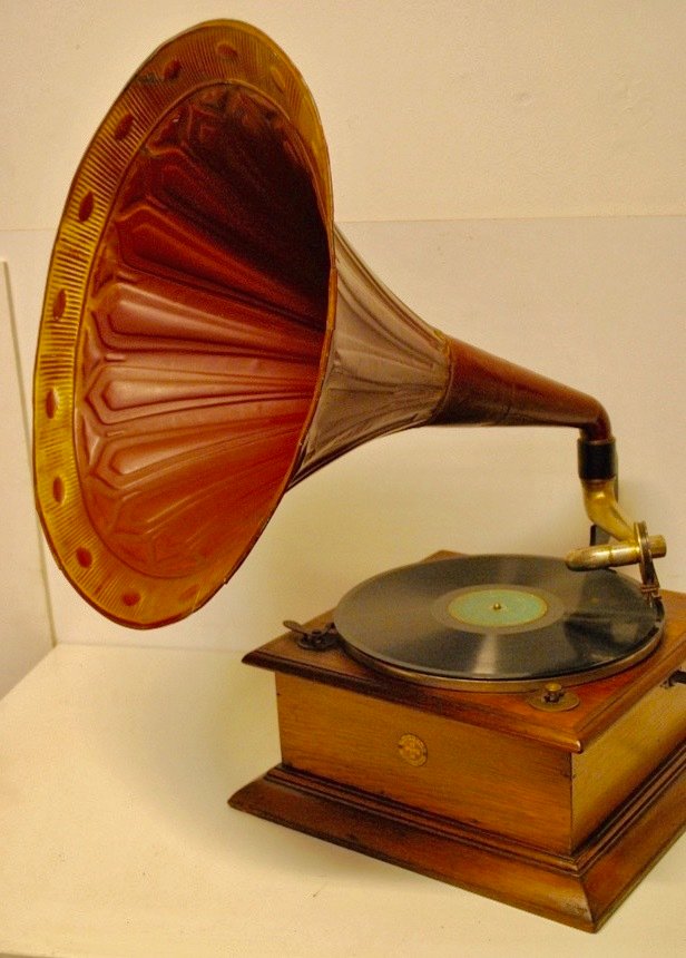 Gramofón Thorens z roku 1900.