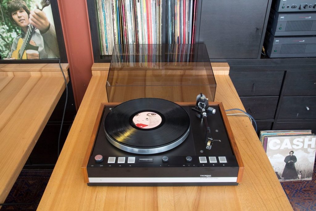 Model Thorens TD 126 MK III prišiel na trh v roku 1983. Okrem iného mal druhý motor na ovládanie zdvihu ramena a jeho cieľovou skupinou boli najmä profesionáli.