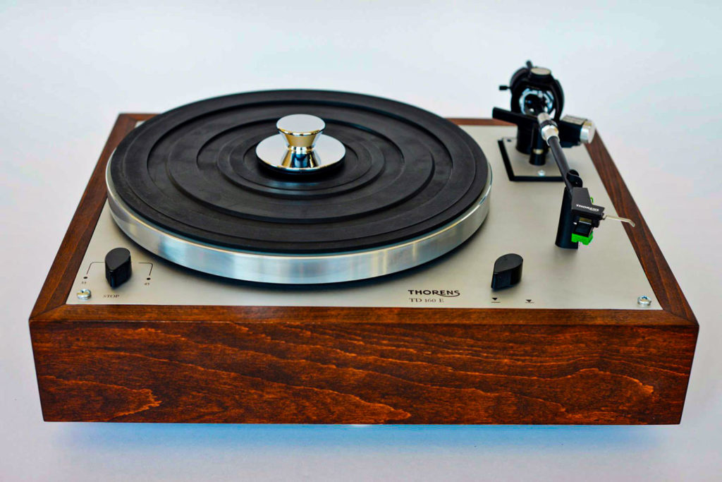 Model Thorens TD 160 (tu s ramenom TP 16) prišiel na trh v roku 1972 a odštartoval takmer nekonečný príbeh úspechu značky Thorens. Aj dnes sa s dobre zachovanými modelmi veľmi dobre obchoduje.