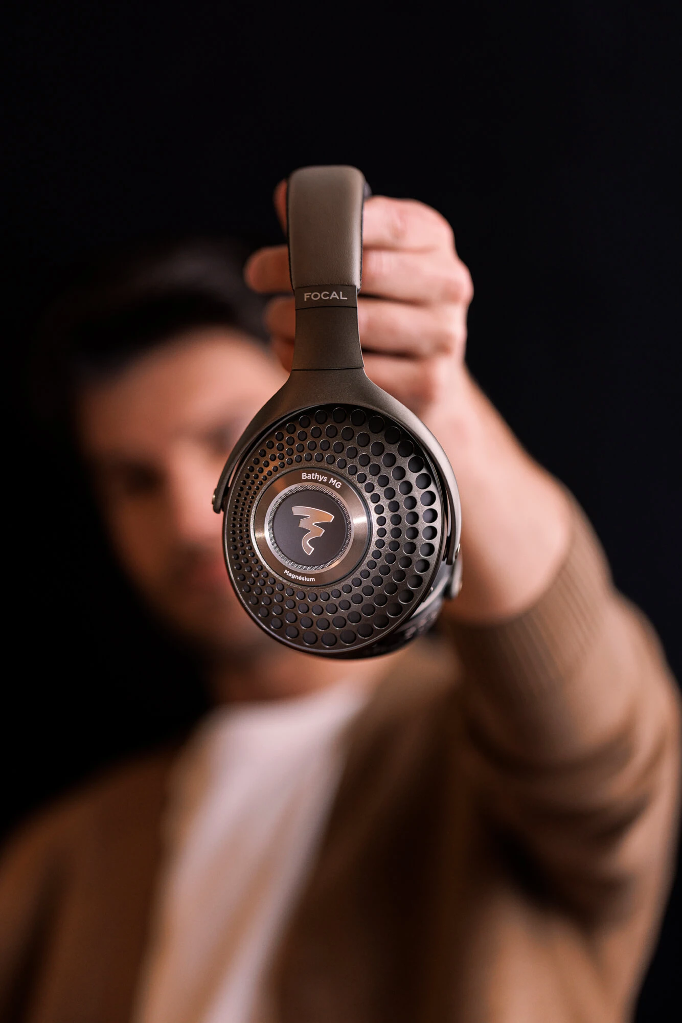 focal-bathys-mg-lifestyle-muz-sluchadla-v-ruke - Enigma High Fidelity Audio Muž držiaci slúchadlá Focal Bathys MG