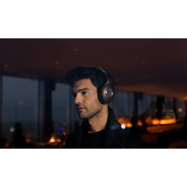 Muž v kaviarni so slúchadlami Bathys MG