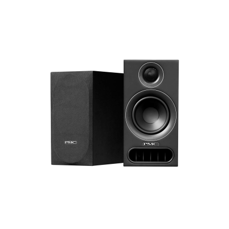 Pár reproduktorov PMC prodigy1 a jeden zakrytý mriežkou