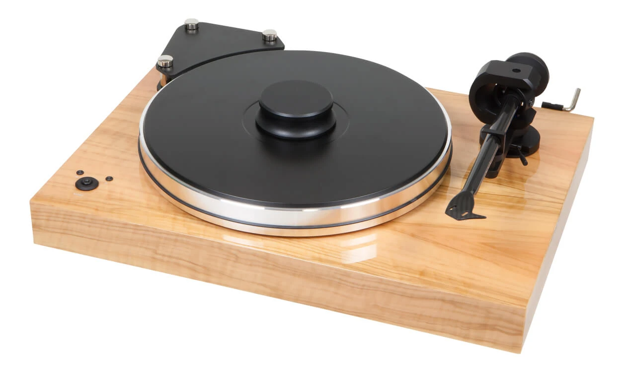 pro-ject-xtension-9-evolution-oliva-bez-prenosky - Enigma High Fidelity Audio Wooden turntable with a black circular platter and tonearm on a light wood base.